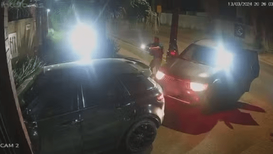 Foto mostra agentes abordando foragido em Curitiba (PR)
