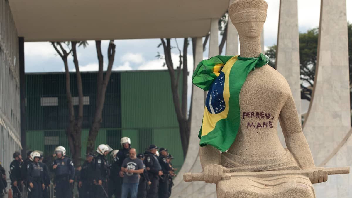 'Perdeu, mané': Polícia Federal prende mulher que pichou estátua do Supremo