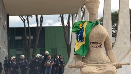 PF prende mulher que pichou estátua da Justiça durante atos antidemocráticos do dia 8 de janeiro