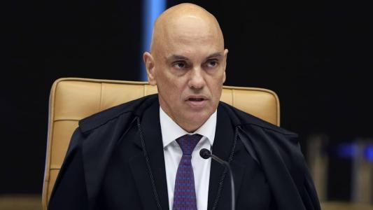PF vê "possível relação" em agressão a Moraes com inquérito no STF ao pedir buscas contra suspeitos.
