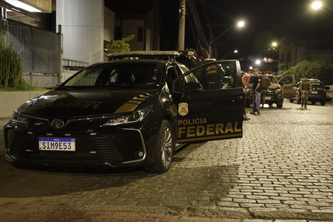 PF cumpre 200 mandados contra o tráfico e mira chefe de facção do Rio em Minas