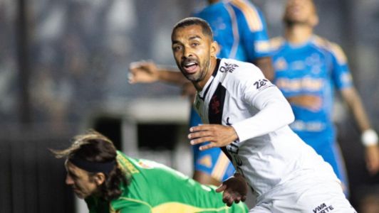Paulo Henrique, no momento do seu gol, na vitória do Vasco sobre o Cruzeiro por 2 a 0, neste sábado (27)