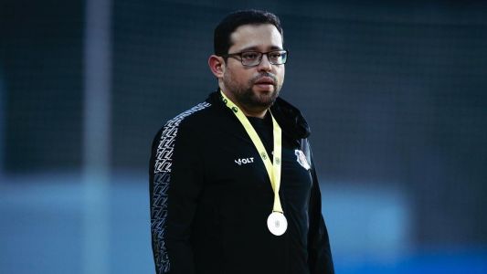Pedro Henriques com medalha de viec-campeão da Série D do Campeonato Brasileiro