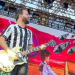 Guitarrista do CPM 22 'vai de Galo' a show no Mineirão e vive tarde especial