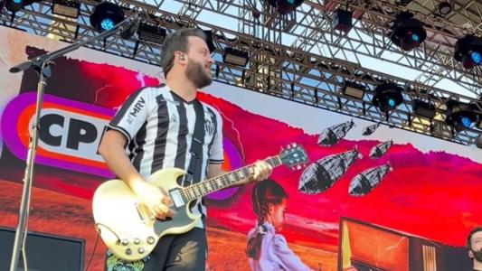 Phil Fargnoli é mineiro e atleticano desde criança; desde 2013 integra a banda CPM 22