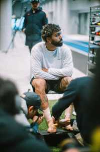 Gabigol visita sede da Mizuno; veja fotos