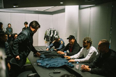 Gabigol visita sede da Mizuno; veja fotos