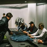 Acertado com o Cruzeiro, Gabigol visita Mizuno e ajuda em criação de chuteiras