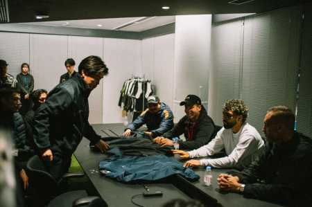 Gabigol visita sede da Mizuno; veja fotos