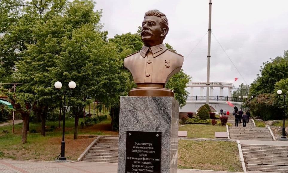 Rússia inaugura estátua com busto de Stalin em cidade ucraniana dominada na guerra