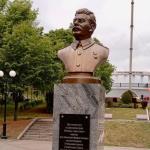Rússia inaugura estátua com busto de Stalin em cidade ucraniana dominada na guerra