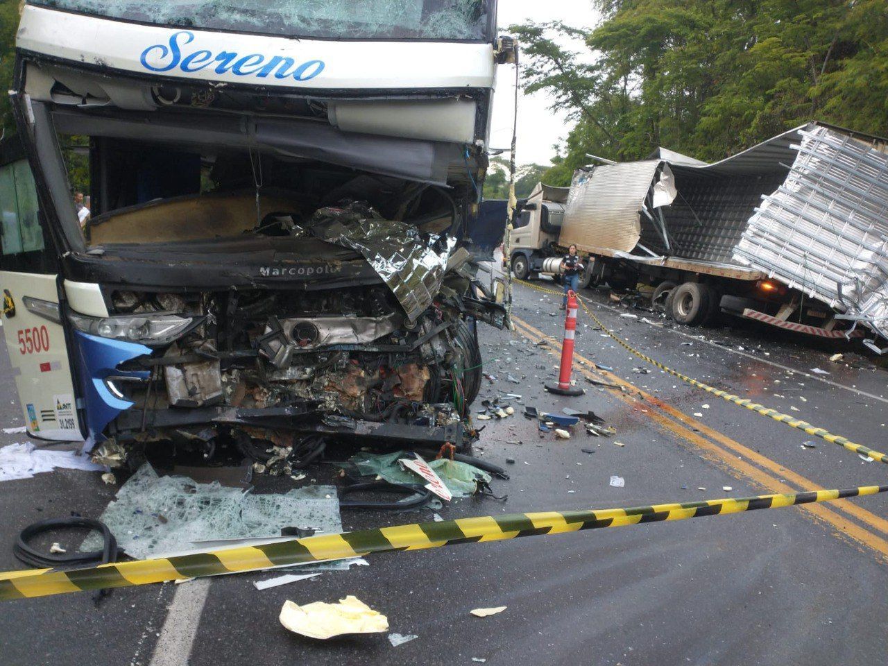 Acidente entre ônibus e carreta mata motorista e deixa pelo menos 8 feridos no interior de Minas