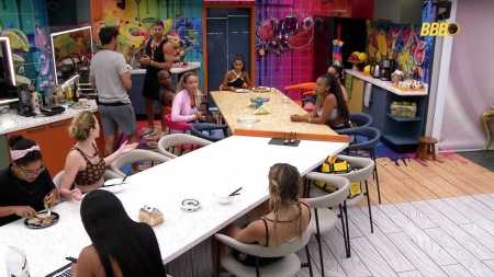 Ana Paula e Sarah discutiram na hora do almoço