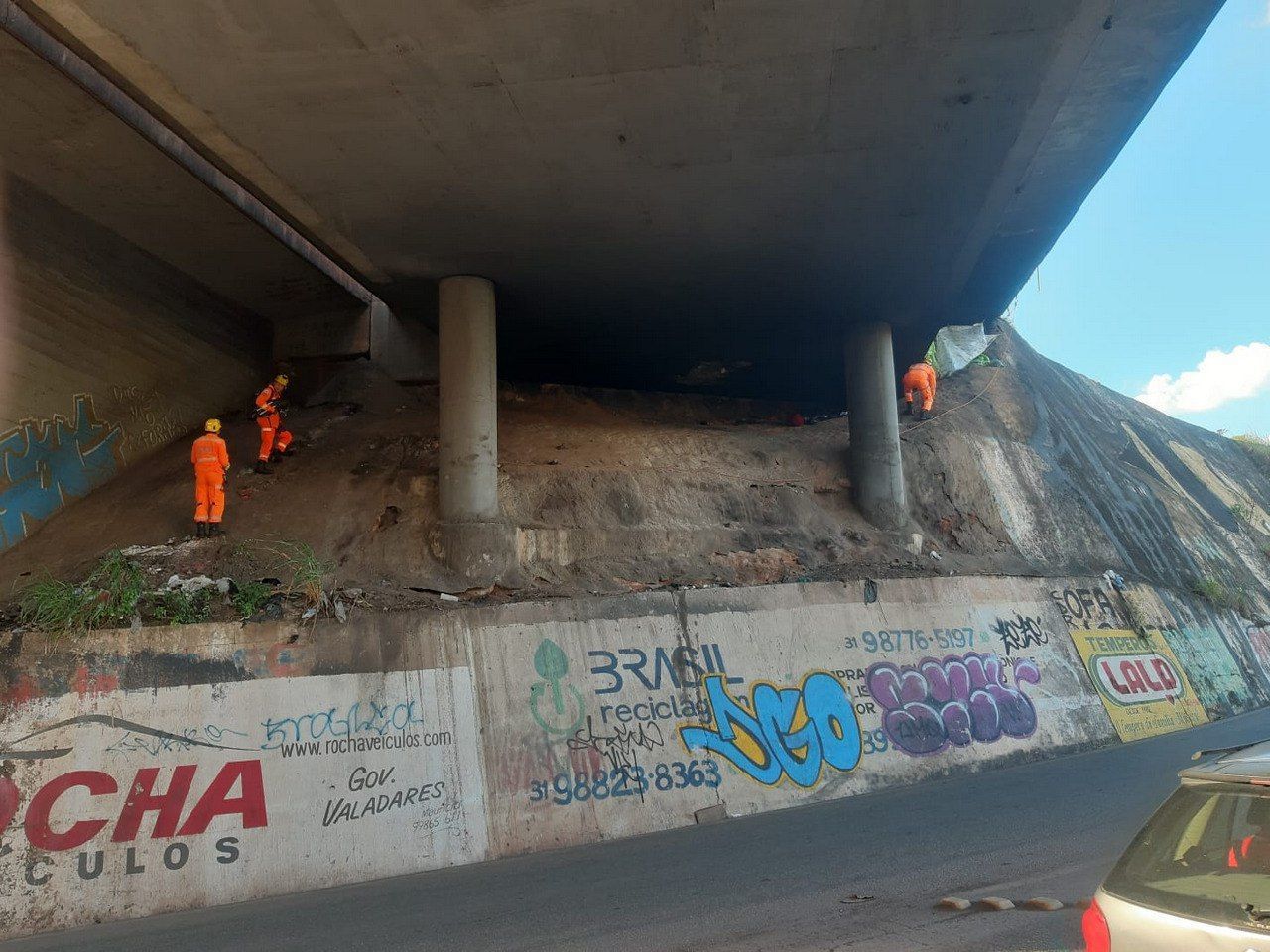 Bombeiros são acionados para retirar corpo debaixo de viaduto em BH