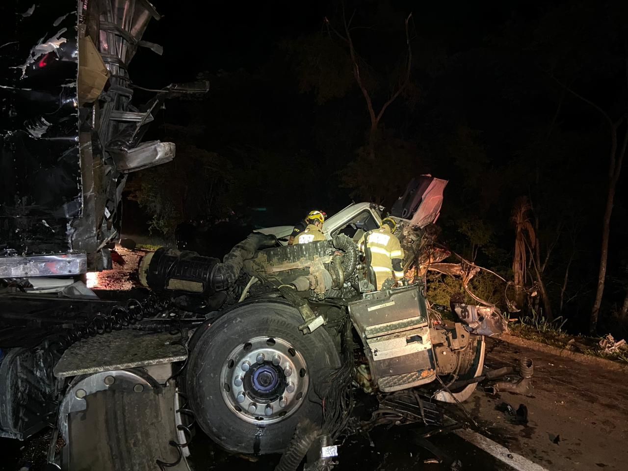 Caminhão e carreta batem de frente e matam uma pessoa, no interior de Minas; veja imagens