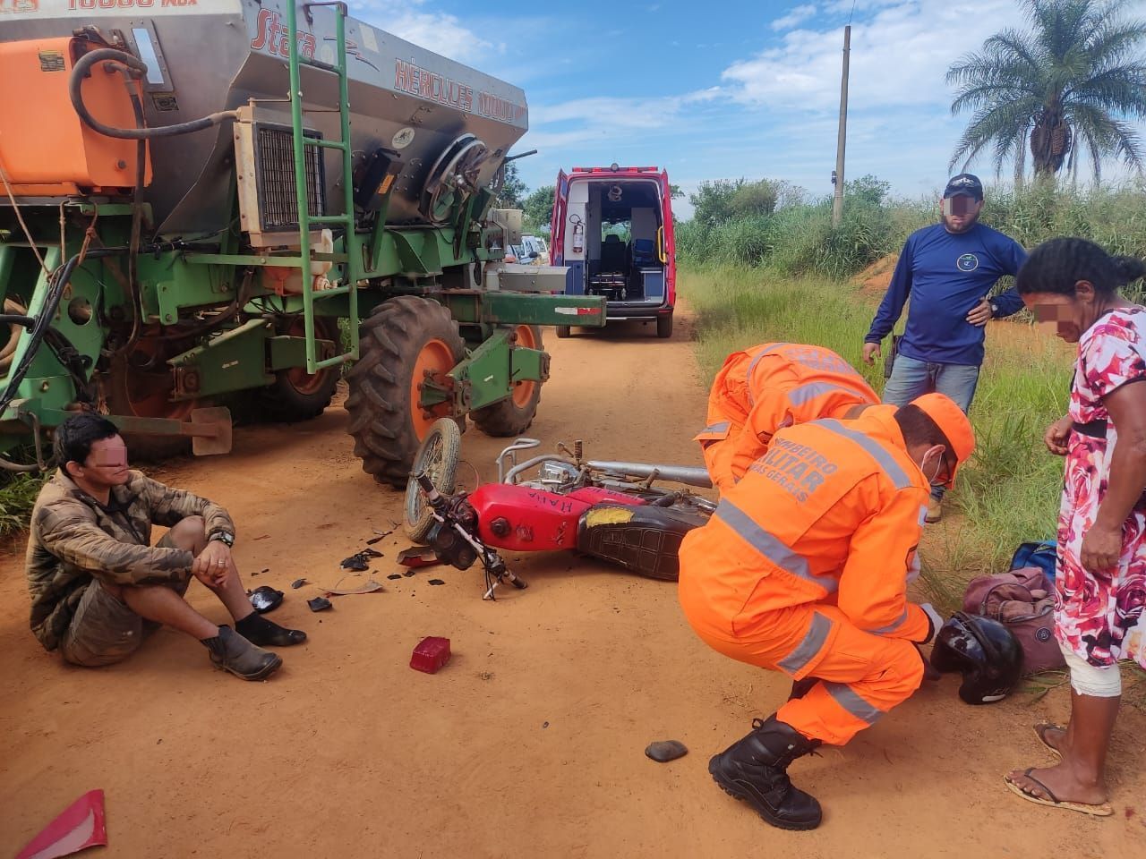 Motociclista sem CNH tem mal súbito e bate em trator em Araxá (MG)