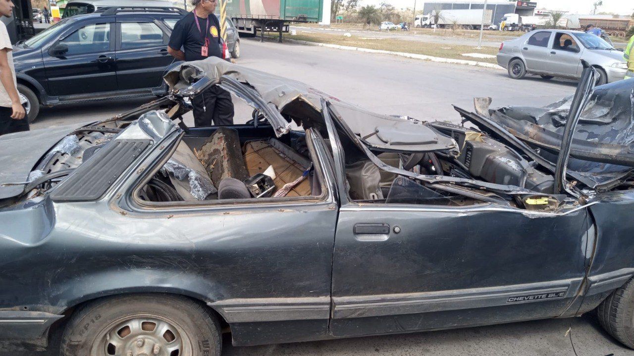 Idoso de 86 anos perde controle de veículo e capota carro em BH
