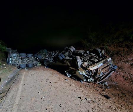 Caminhão tombou com o impacto da batida