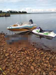 lancha e jet-ski nas margens de uma lagoa em Fronteira, no Triângulo Mineiro