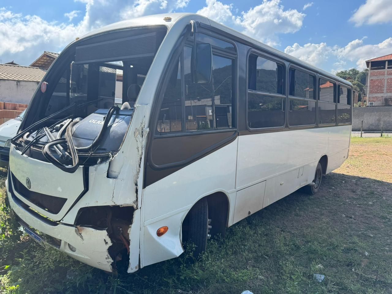 Batida com micro-ônibus deixa mais de 10 pessoas feridas em Sabará (MG)