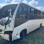 Batida com micro-ônibus deixa mais de 10 pessoas feridas em Sabará (MG)