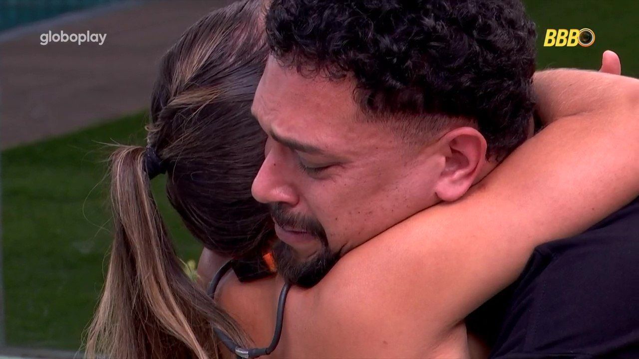 Renata e Vinícius têm momento juntos após dinâmica chegar ao fim no BBB 25