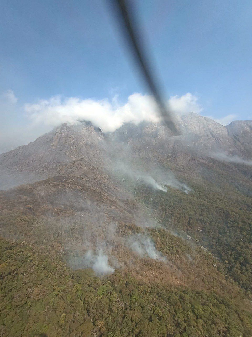Incêndios se alastram cada vez mais em Minas e pelo menos sete parques preservados enfrentam queimadas