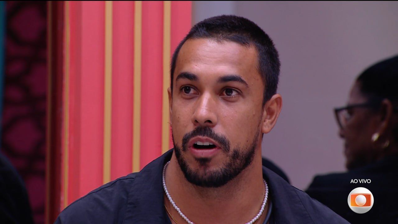Maike provoca Vinícius após ser parabenizado por Tadeu Schmidt no BBB 25