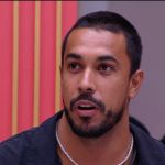 Maike provoca Vinícius após ser parabenizado por Tadeu Schmidt no BBB 25