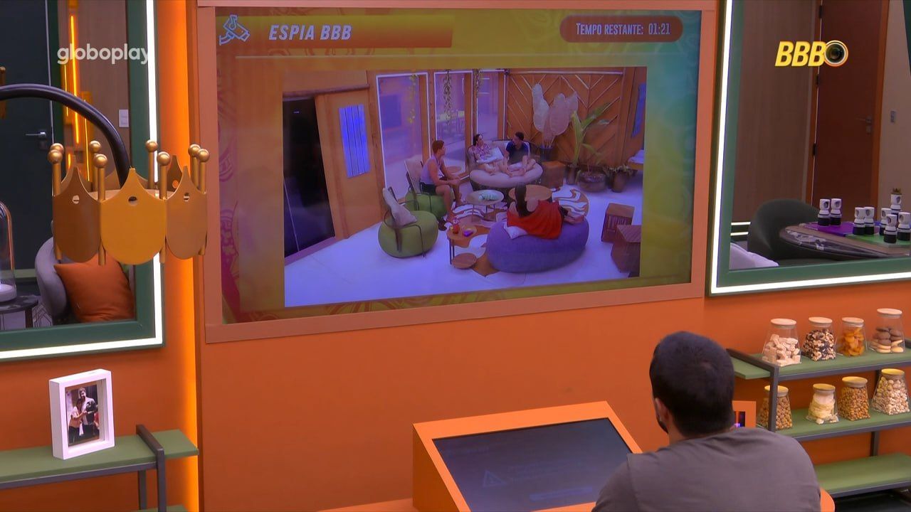 BBB 25: Maike ouve conversa de oponentes e cria teoria sobre voto: 'Será?'