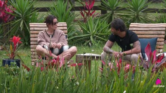 Michelle Barros e Shia Phoenix conversam após suposto beijo