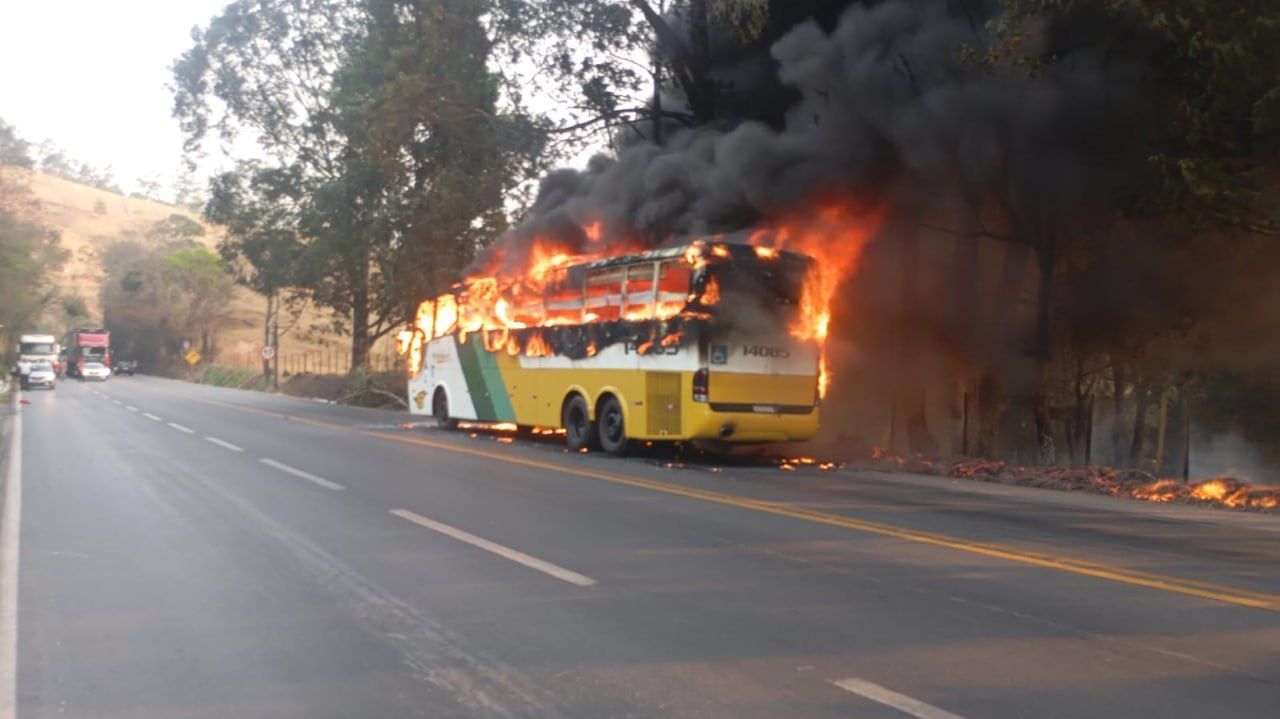 Mulher morre ao atear fogo no próprio corpo em ônibus da Gontijo na BR-381, na Grande BH