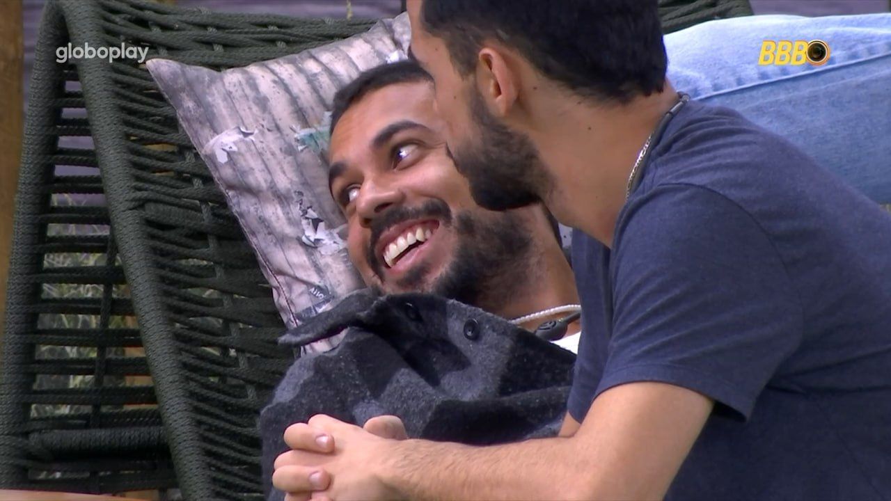 BBB 25: Maike flerta com Renata e brinca: 'Prova de resistência'