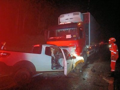 Caminhonete e caminhão colidiram frontalmente na MG-050