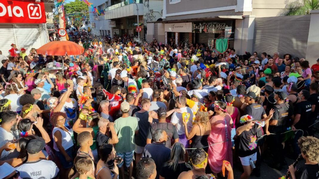 Domingo de Carnaval em Itabirito tem Bandalheira, Arrastão do Calango e shows no Circuito Central