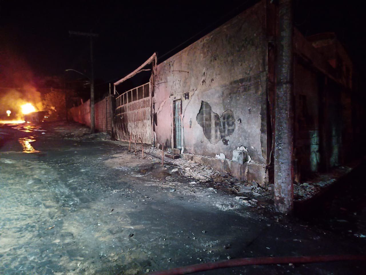 Moradores quebraram paredes de casas para escapar de fogo causado por caminhão no Anel Rodoviário em BH