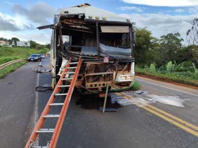 Ônibus bateu em carreta