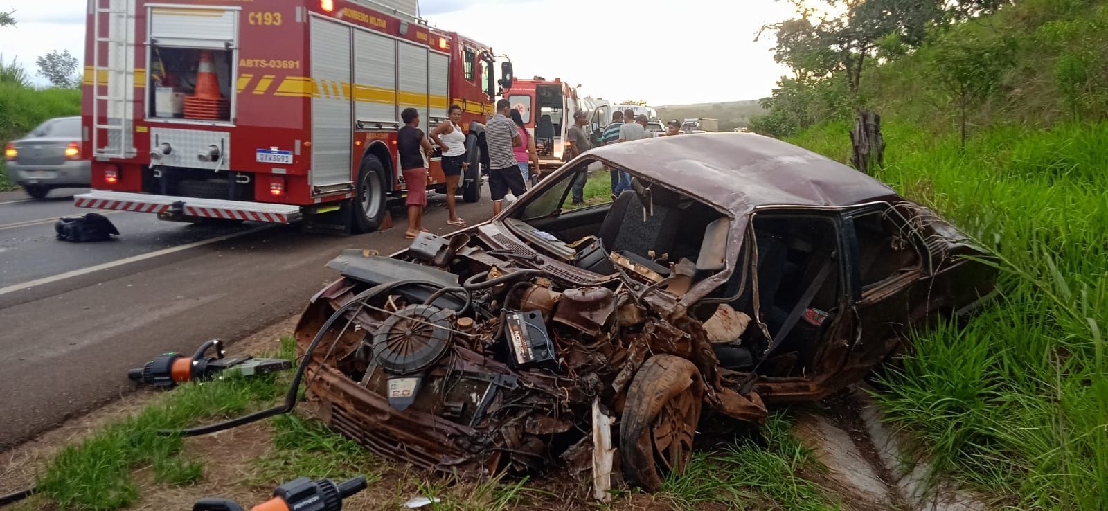 Batida de frente entre carro e carreta deixa um morto na BR-365, em Minas