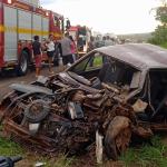 Batida de frente entre carro e carreta deixa um morto na BR-365, em Minas