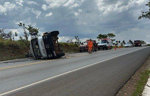 Caminhão que carregava leite perde controle e tomba na BR-354, em Patos de Minas (MG)