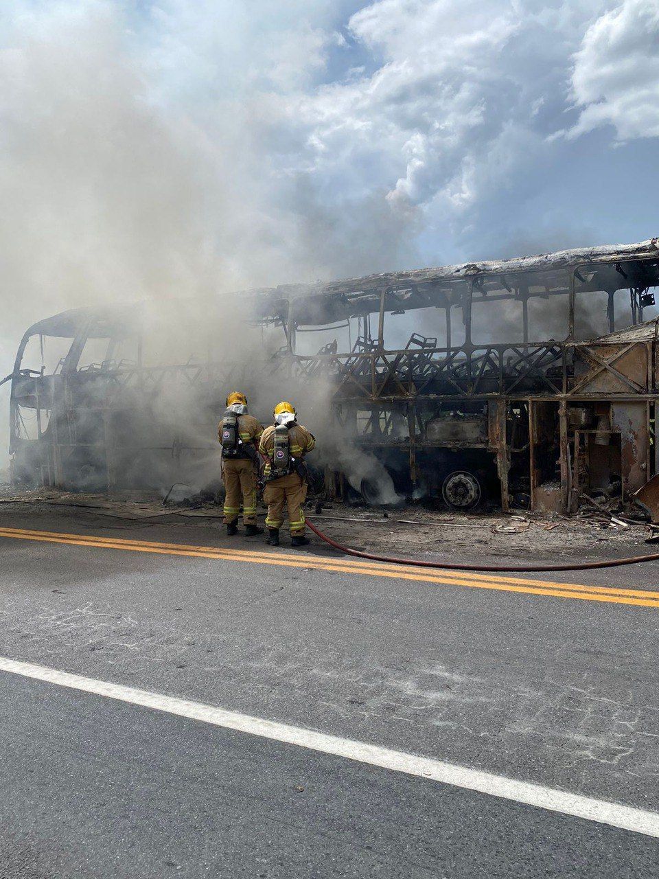 Vídeo: ônibus com 40 passageiros pega fogo na BR-251, no Norte de Minas