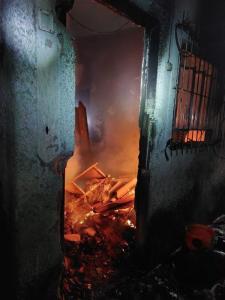 Imagem mostra fogo em imóvel