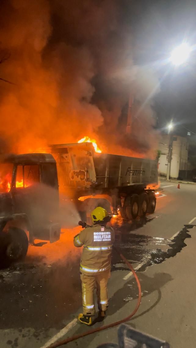 Carreta pega fogo em rua de Coronel Fabriciano, no Vale do Aço (MG)