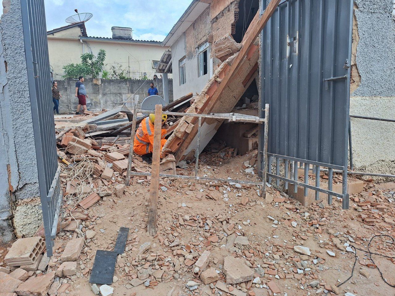 Parte de casa desaba e vítima fica presa aos escombros em Boa Esperança, no Sul de Minas