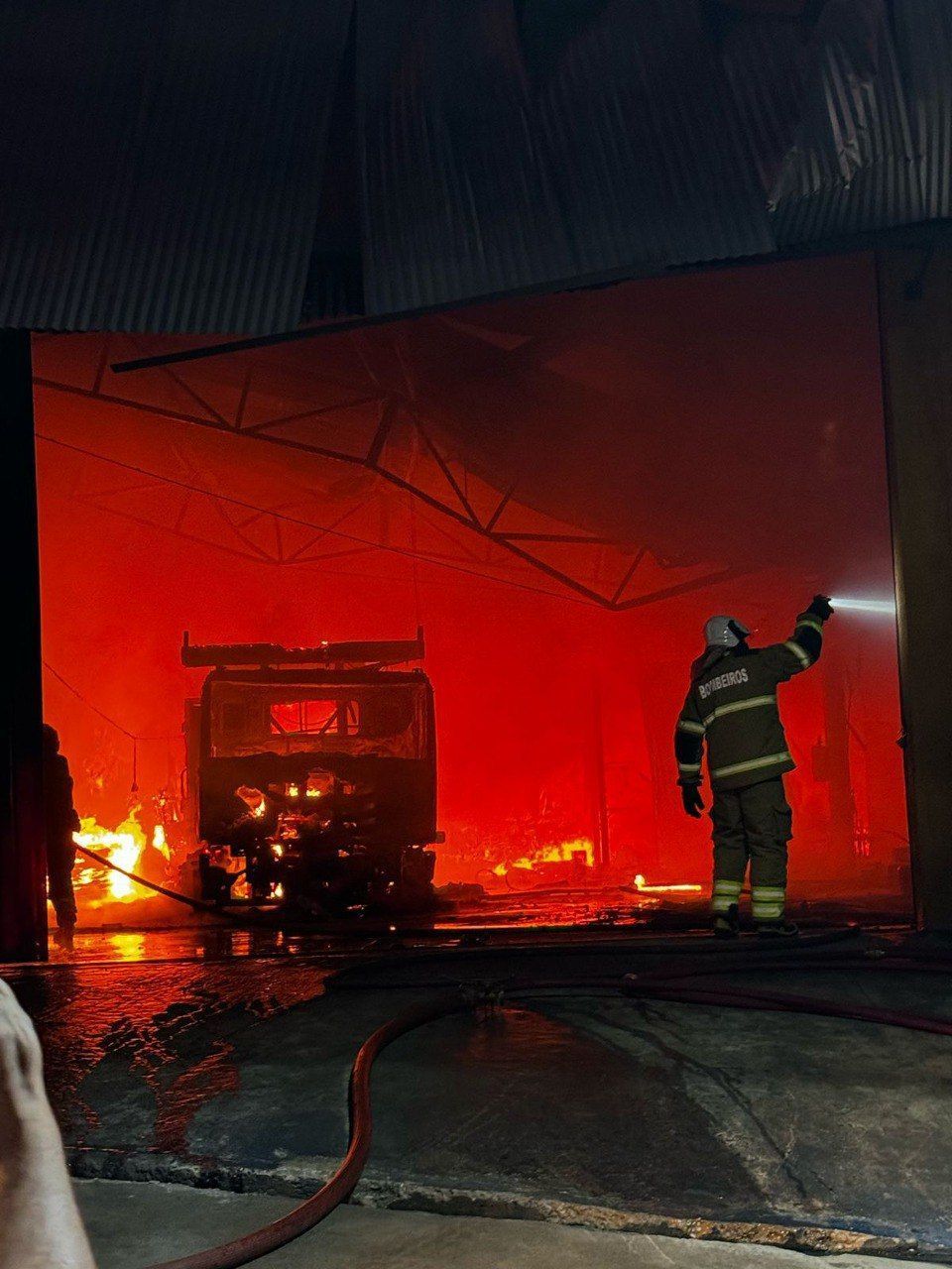 Vídeo: incêndio atinge galpão e destrói caminhão em Confins, na Grande BH