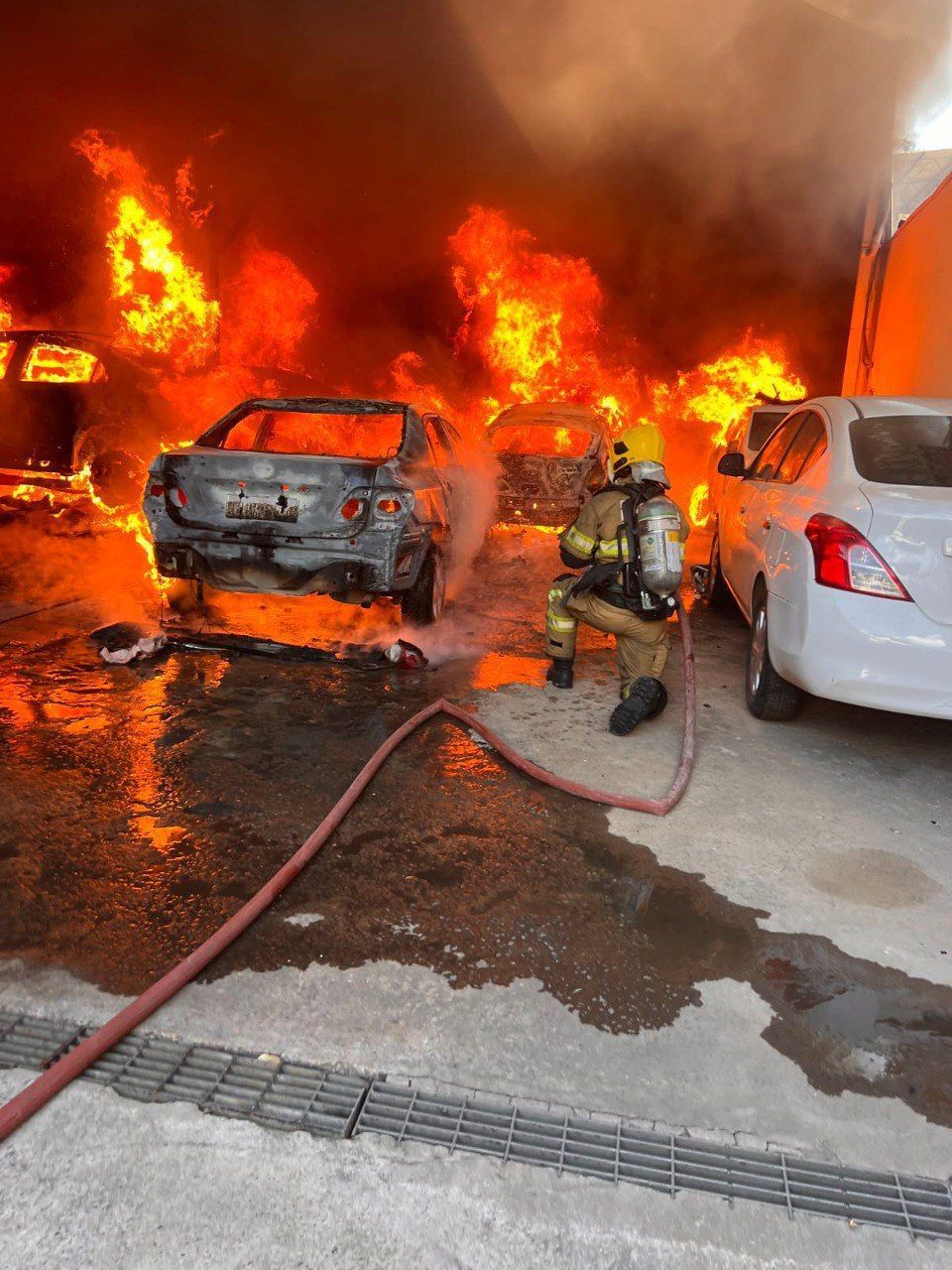 Incêndio em oficina mecânica destrói 12 veículos em Ipatinga (MG); veja imagens