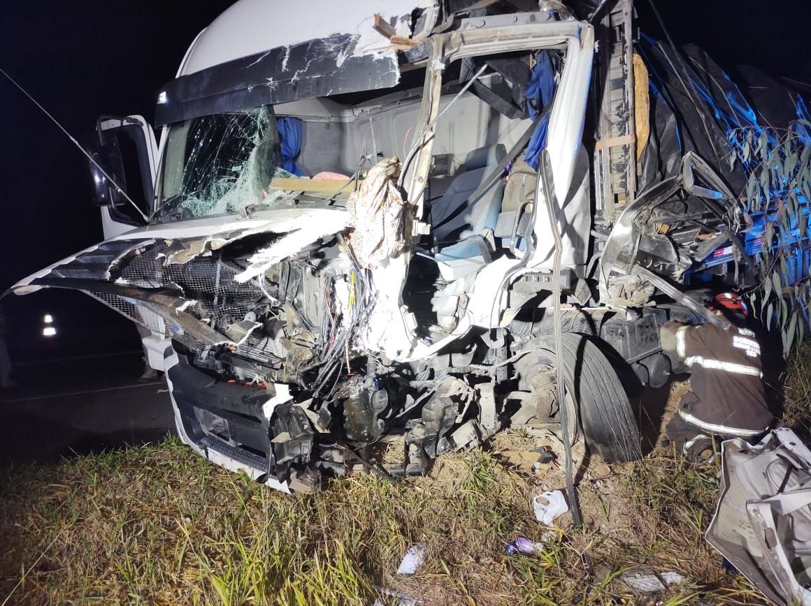 Criança escapa ilesa após caminhões baterem de frente e pai ficar preso às ferragens em Minas