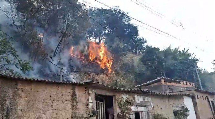 Incêndio de grandes proporções atinge mata e moradores precisam ser evacuados na Grande BH