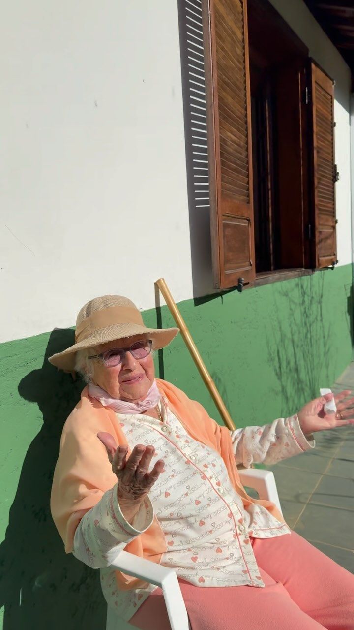 Dez papas: idosa de 105 anos faz repetição de exercício pra cada papado que viveu ; veja vídeo