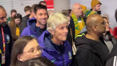 Pia deixou o estádio acompanhada de um segurança da CBF
